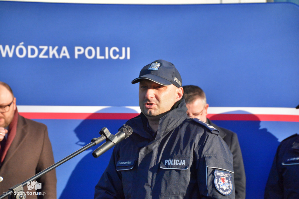 Przekazanie wozów dla policji