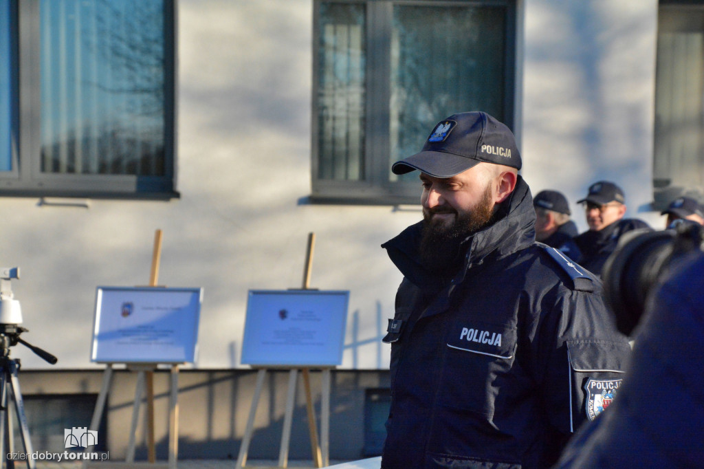 Przekazanie wozów dla policji