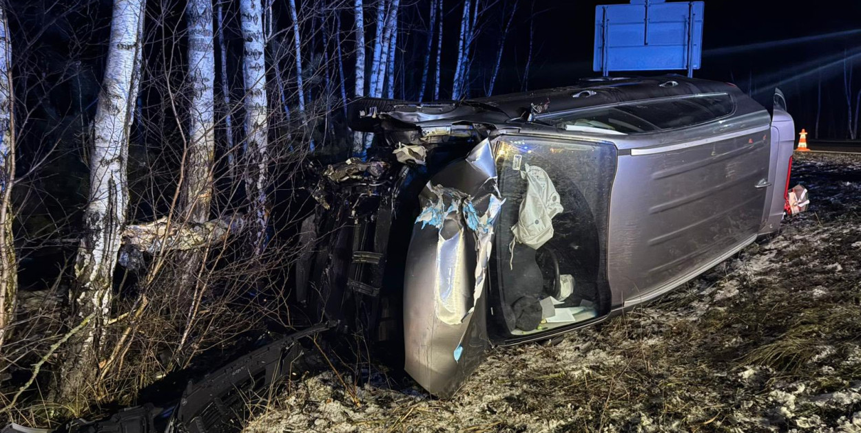 Samochód wylądował na boku przy DK10