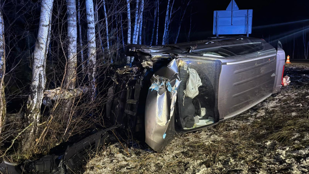 Samochód wylądował na boku przy DK10