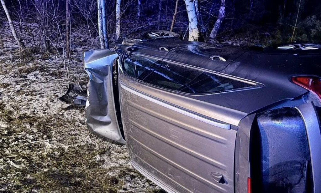 Samochód wylądował na boku przy DK10