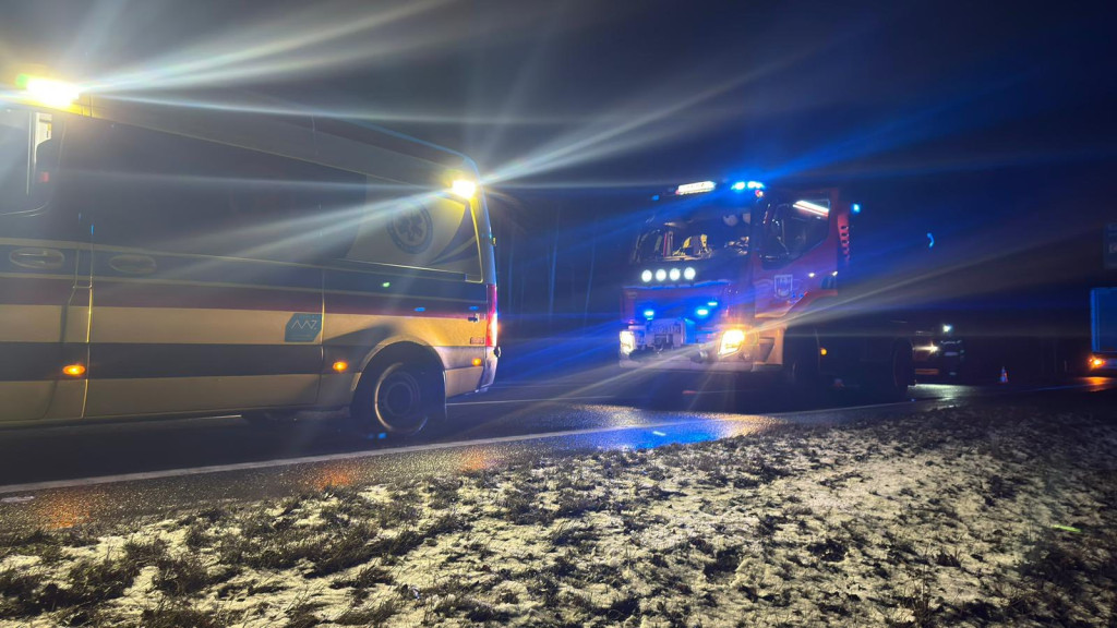 Samochód wylądował na boku przy DK10