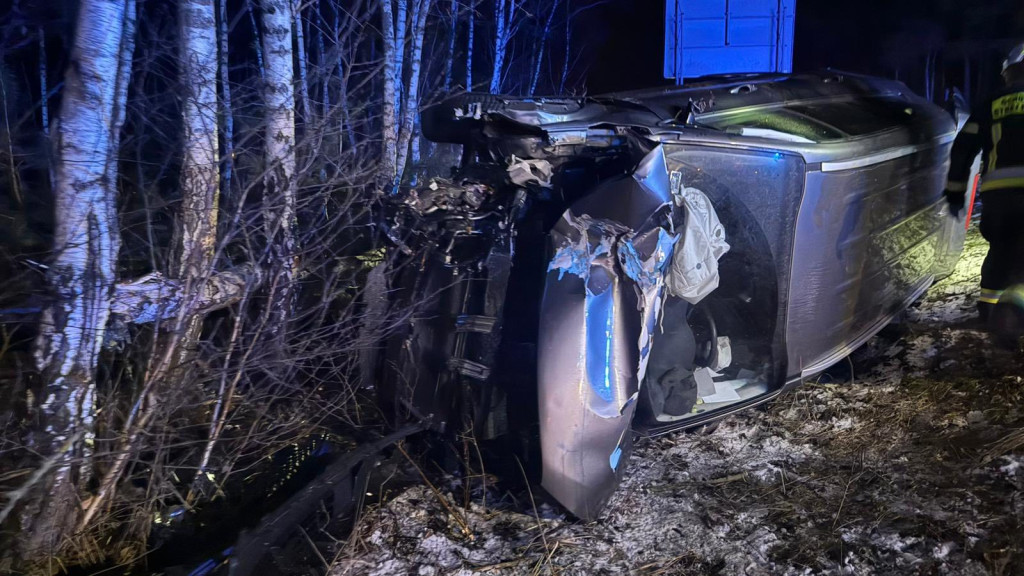 Samochód wylądował na boku przy DK10