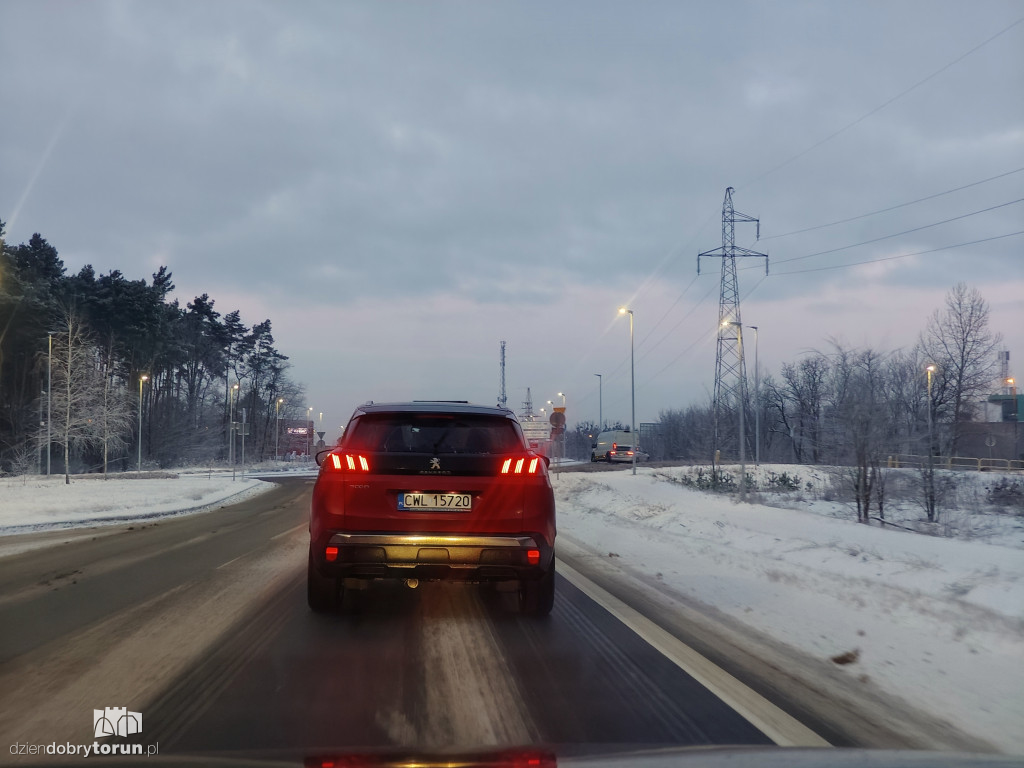 Przejazd przez miasto po opadach śniegu