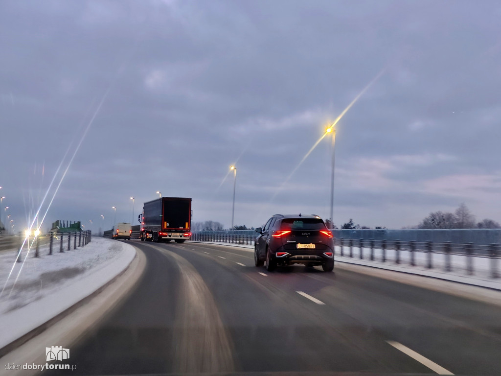 Przejazd przez miasto po opadach śniegu