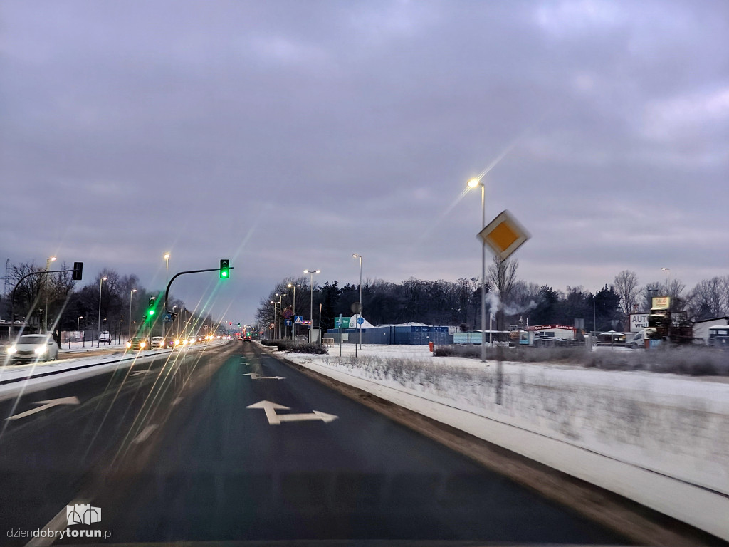 Przejazd przez miasto po opadach śniegu