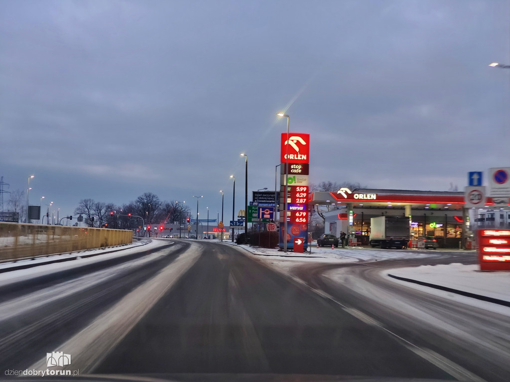 Przejazd przez miasto po opadach śniegu