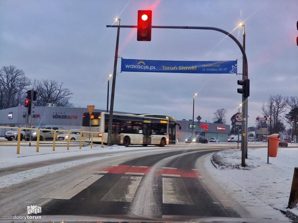 Przejazd przez miasto po opadach śniegu