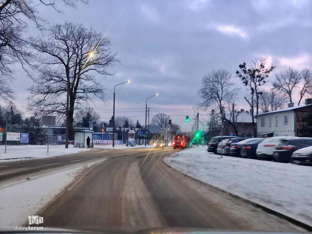 Przejazd przez miasto po opadach śniegu