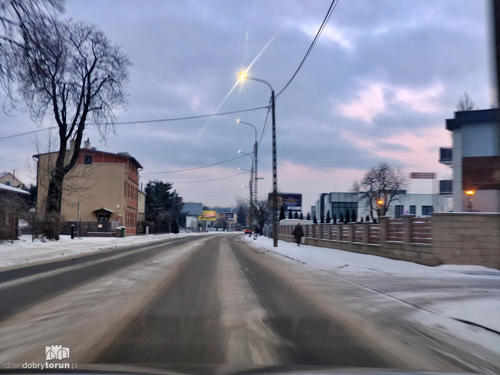 Przejazd przez miasto po opadach śniegu