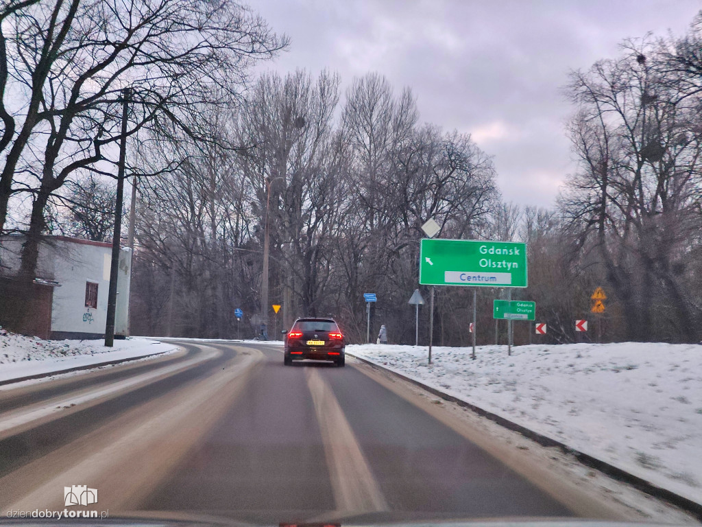 Przejazd przez miasto po opadach śniegu