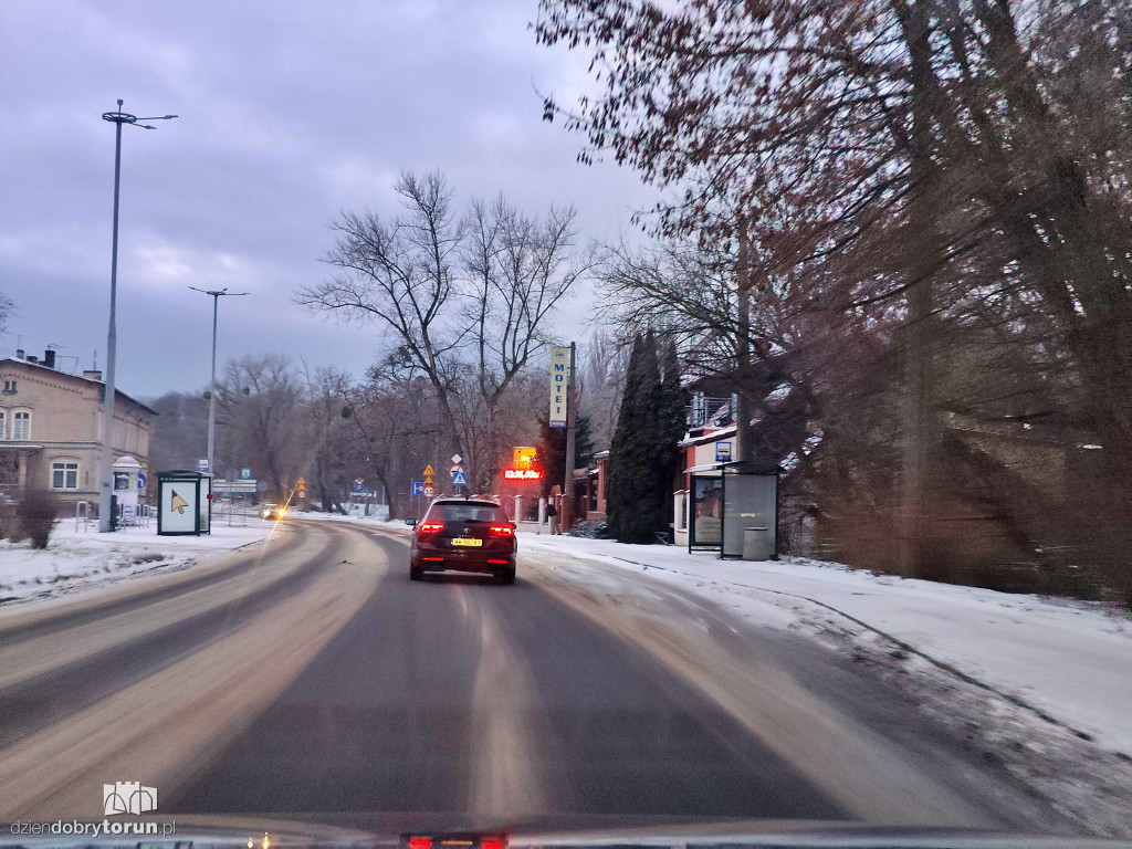 Przejazd przez miasto po opadach śniegu