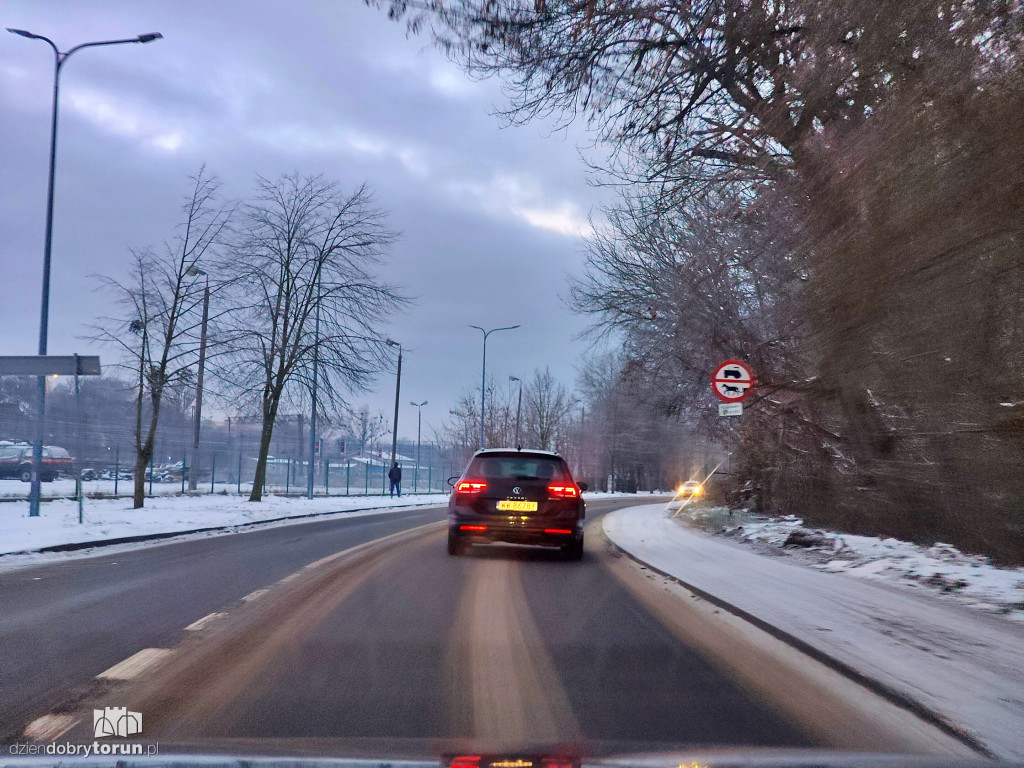 Przejazd przez miasto po opadach śniegu