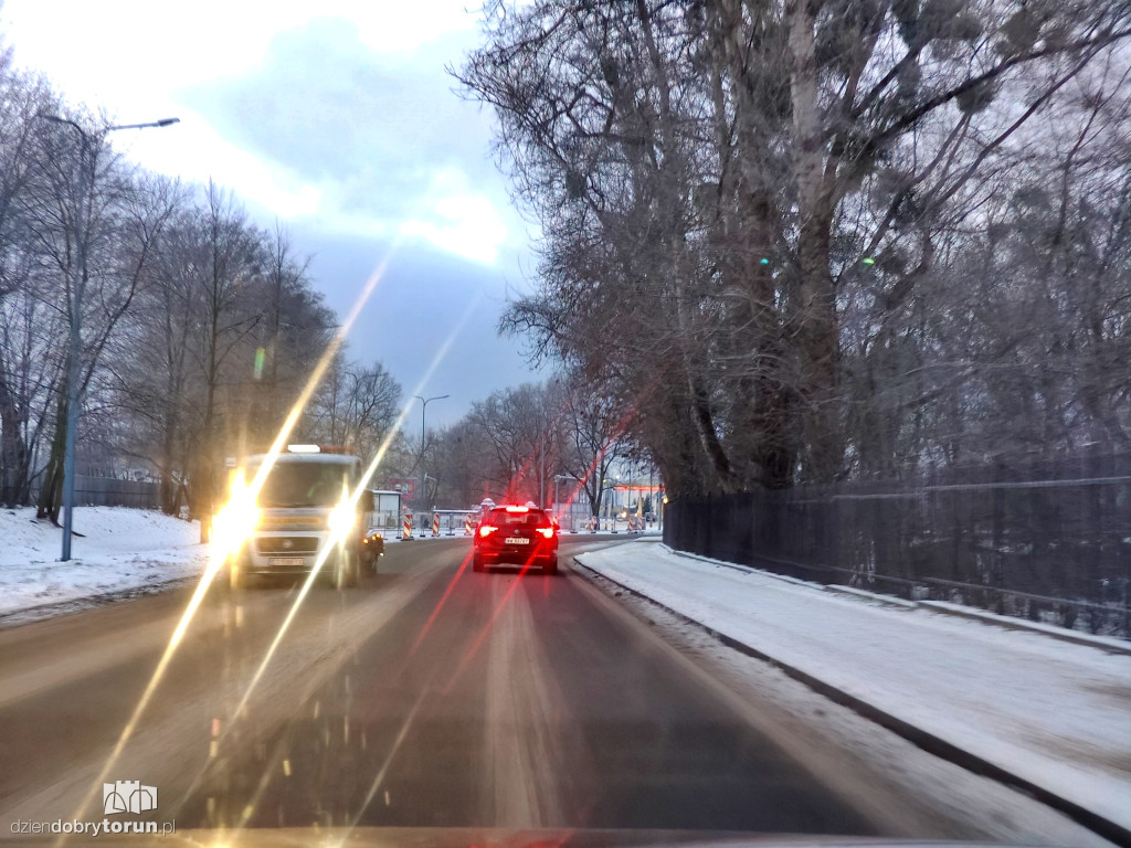 Przejazd przez miasto po opadach śniegu