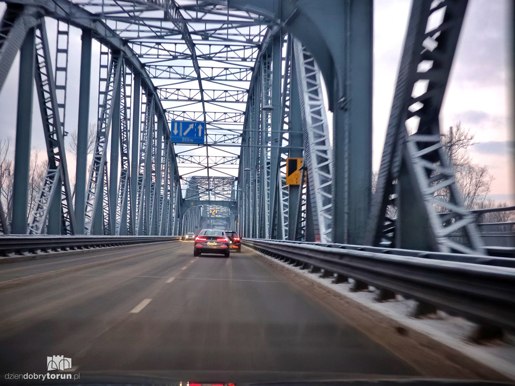 Przejazd przez miasto po opadach śniegu