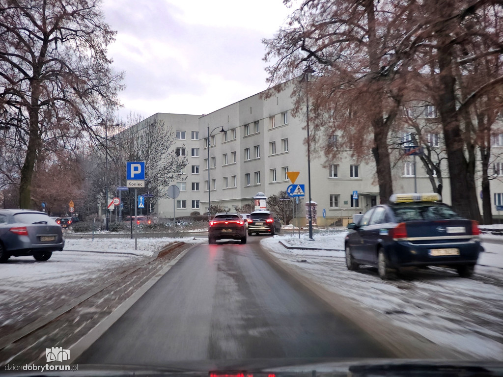 Przejazd przez miasto po opadach śniegu