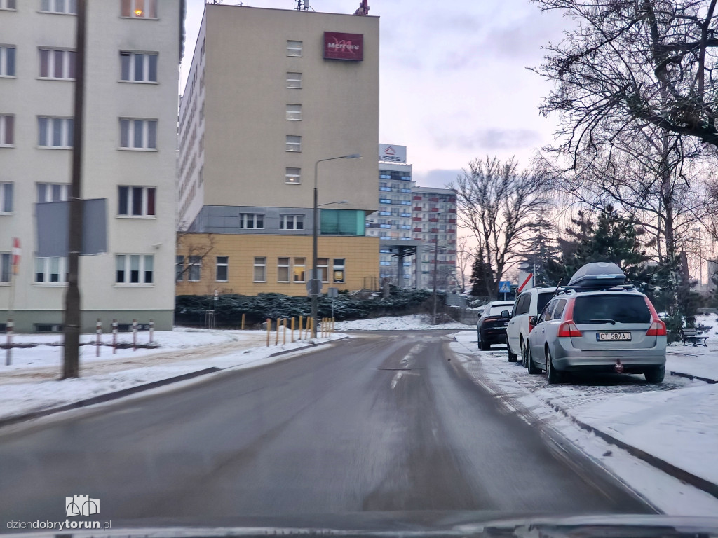 Przejazd przez miasto po opadach śniegu