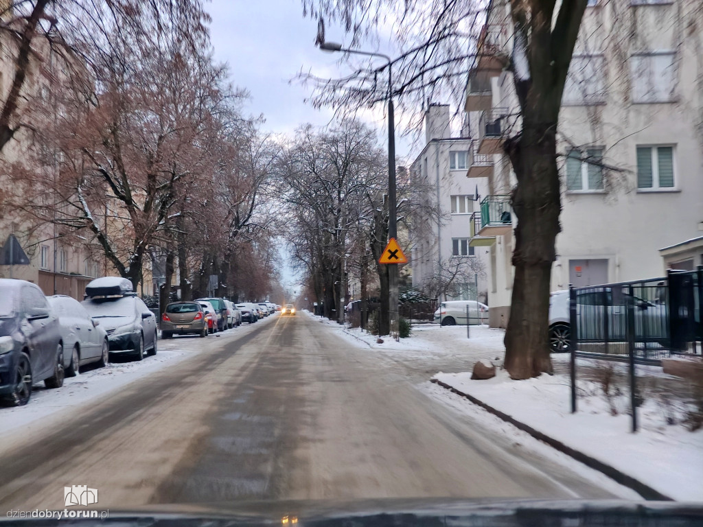 Przejazd przez miasto po opadach śniegu
