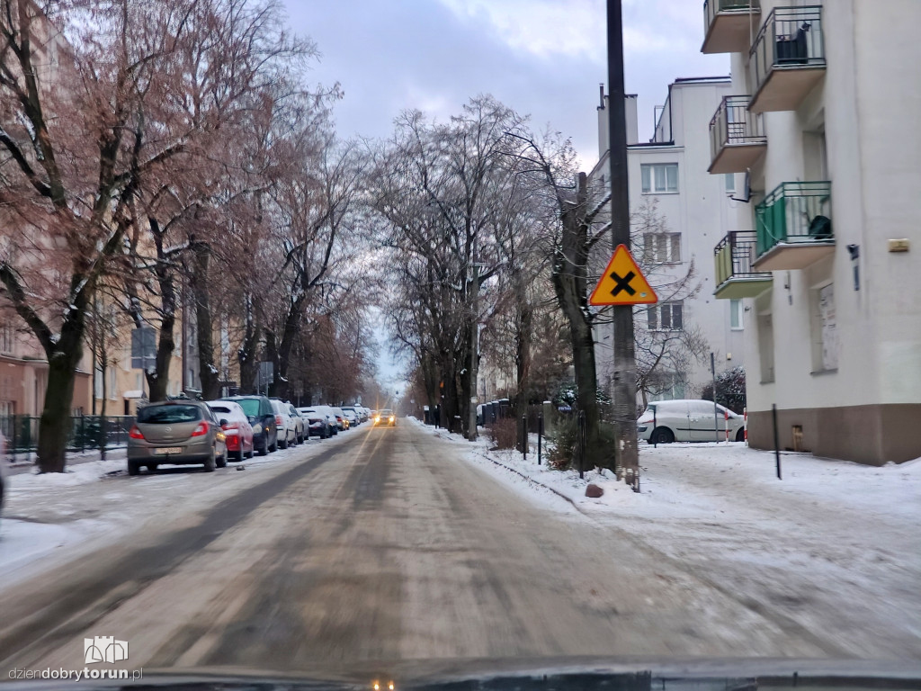 Przejazd przez miasto po opadach śniegu