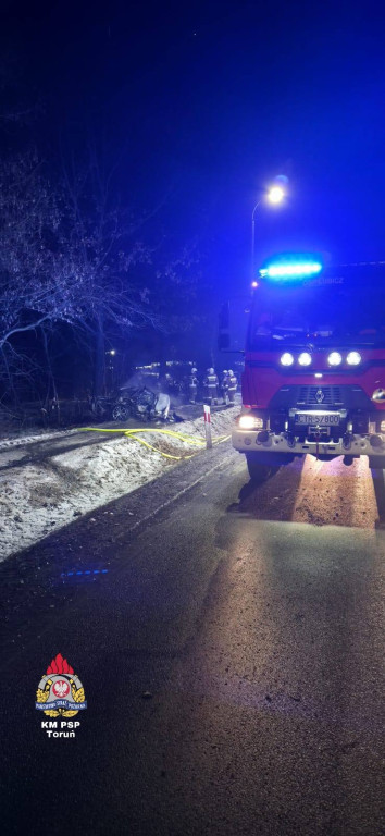 Auto owinęło się wokół drzewa. Dramatyczny wypadek na DK10