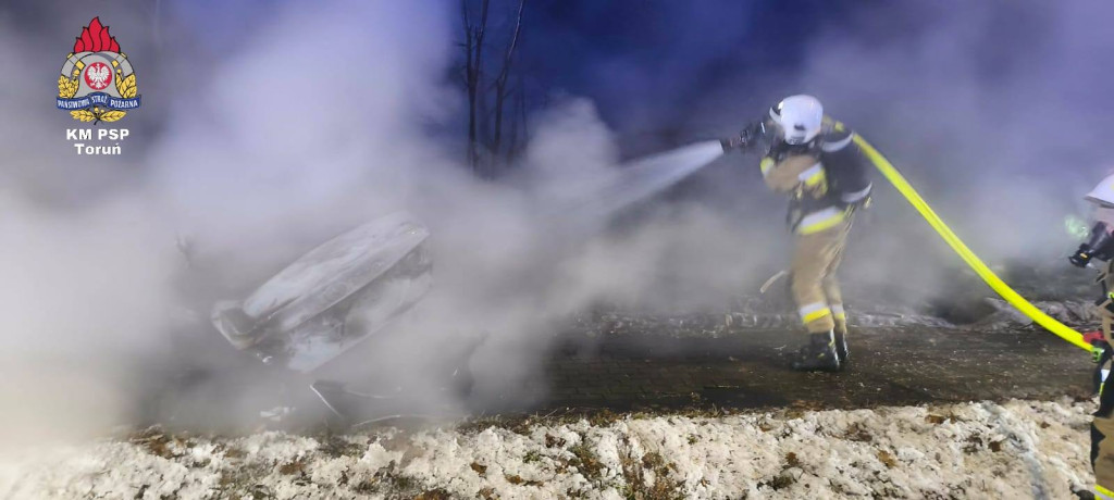Auto owinęło się wokół drzewa. Dramatyczny wypadek na DK10