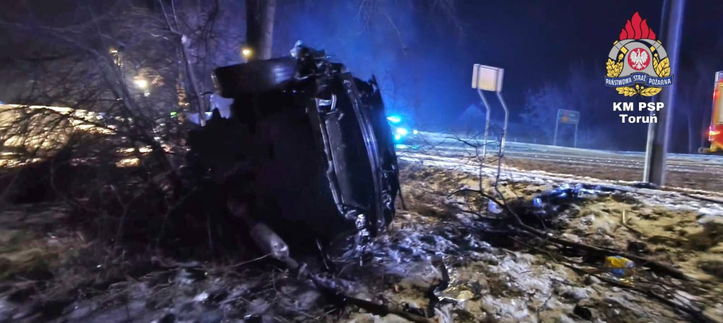 Auto owinęło się wokół drzewa. Dramatyczny wypadek na DK10