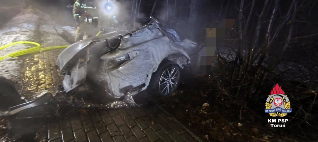 Auto owinęło się wokół drzewa. Dramatyczny wypadek na DK10