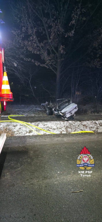 Auto owinęło się wokół drzewa. Dramatyczny wypadek na DK10
