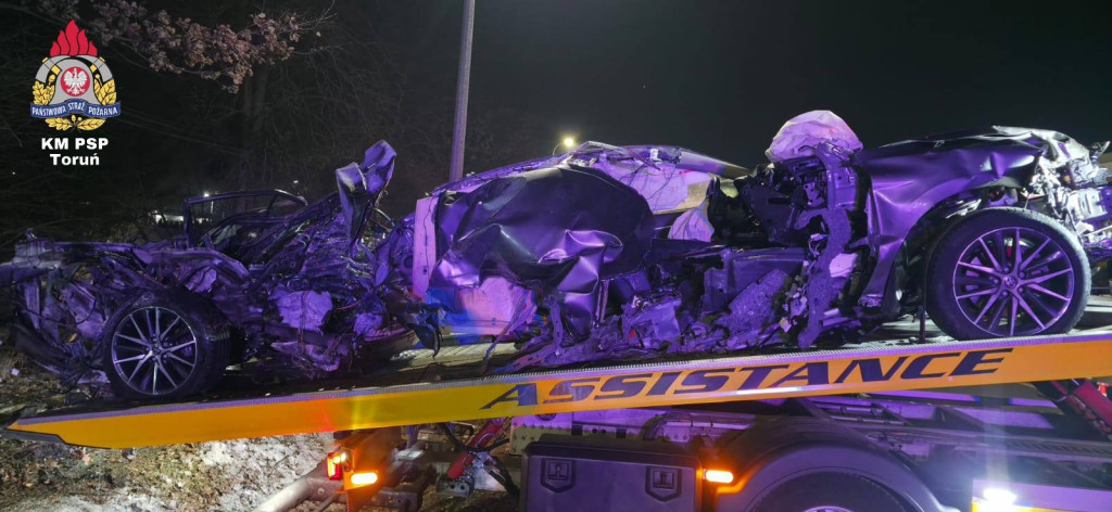 Auto owinęło się wokół drzewa. Dramatyczny wypadek na DK10