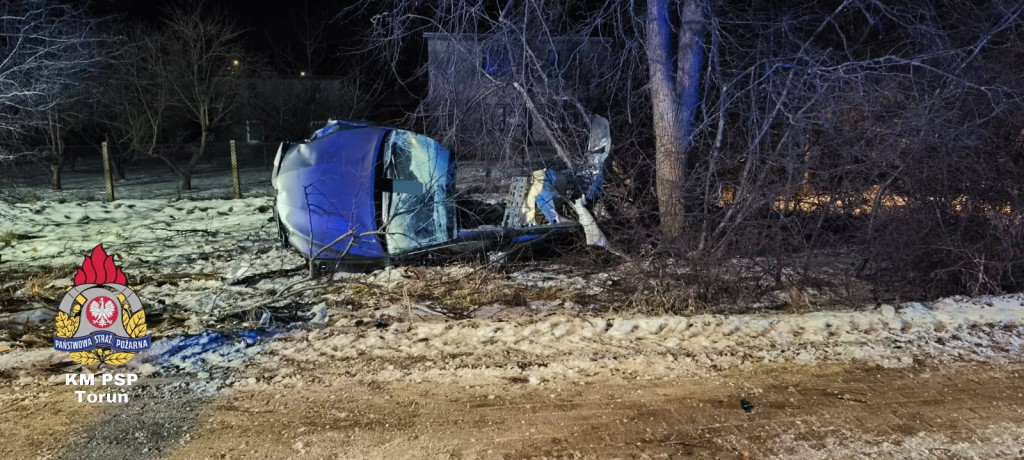 Auto owinęło się wokół drzewa. Dramatyczny wypadek na DK10