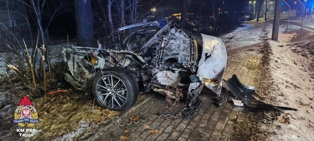 Auto owinęło się wokół drzewa. Dramatyczny wypadek na DK10