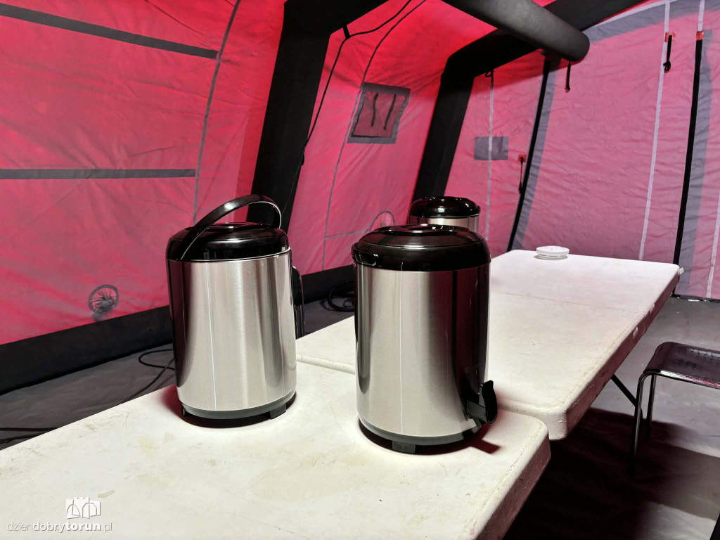 Namioty grzewcze przy przystankach