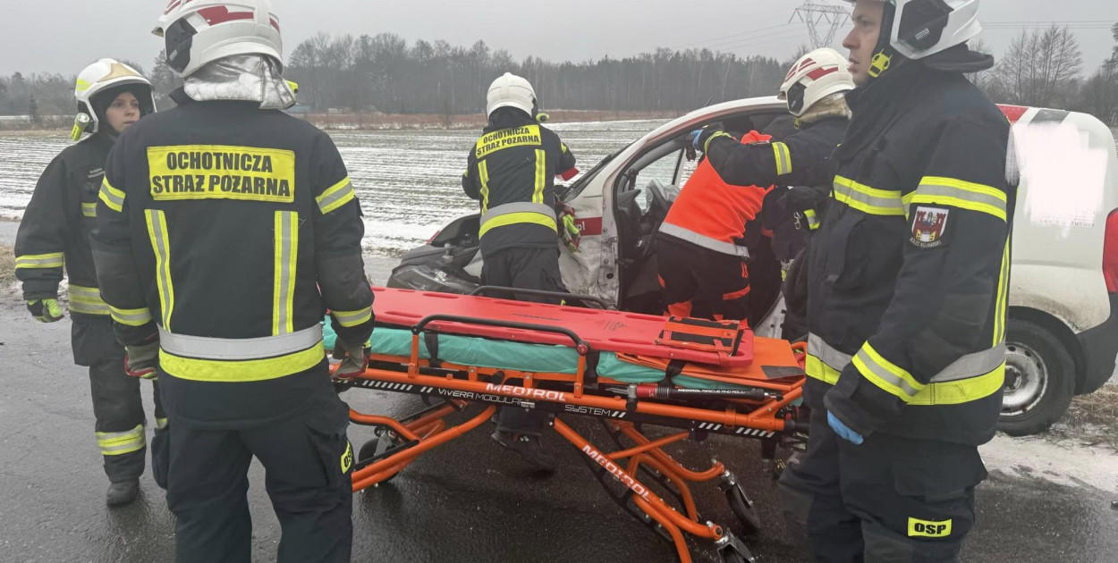 Kierowca zakleszczony w aucie!