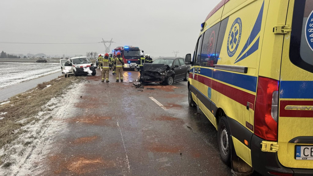 Kierowca zakleszczony w aucie!