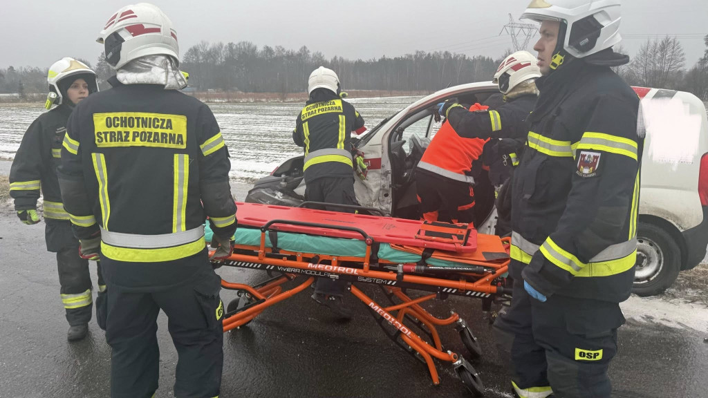 Kierowca zakleszczony w aucie!