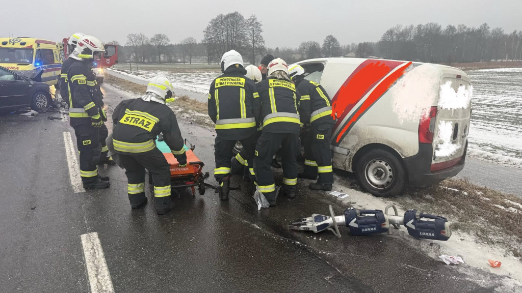 Kierowca zakleszczony w aucie!