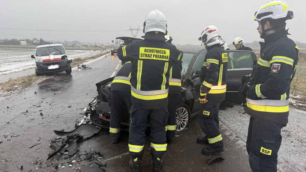 Kierowca zakleszczony w aucie!