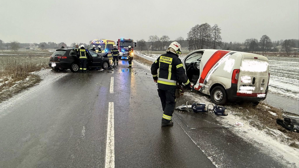 Kierowca zakleszczony w aucie!