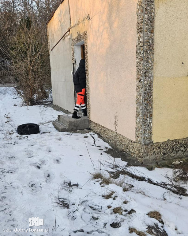 Streetworkerzy sprawdzają pustostany