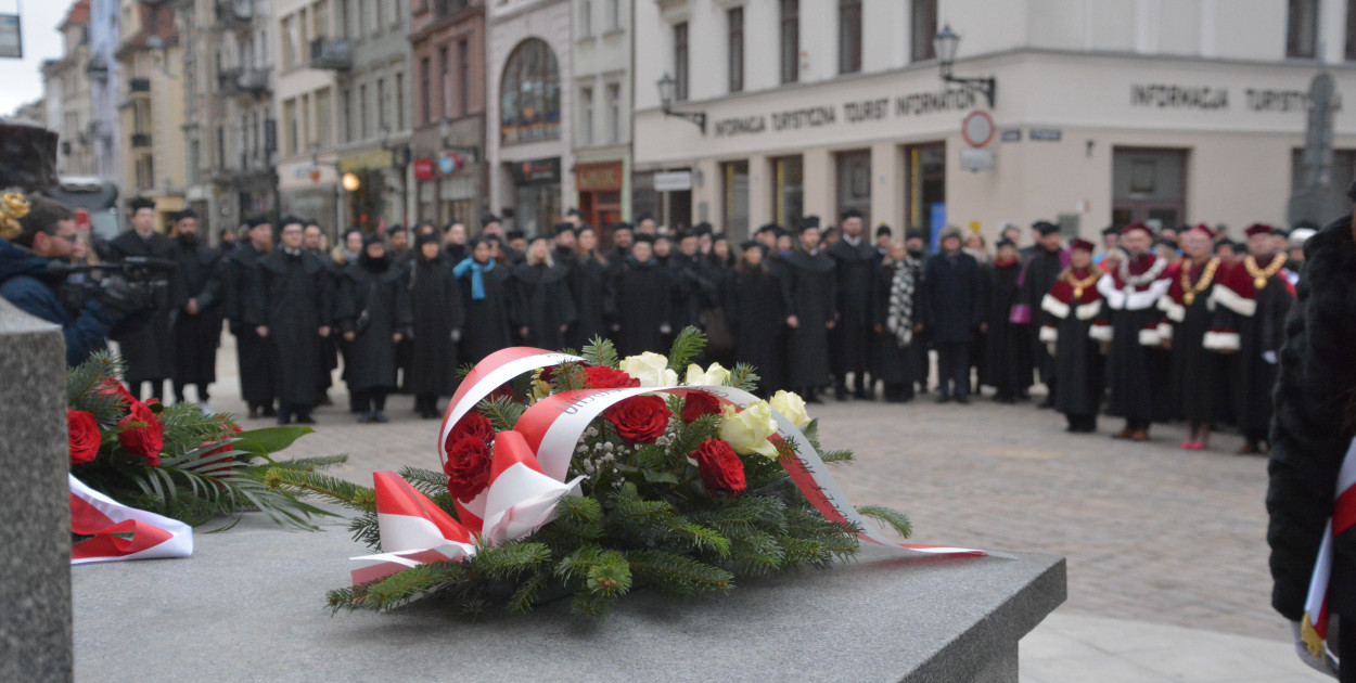 Złożenie kwiatów pod pomnikiem Kopernika