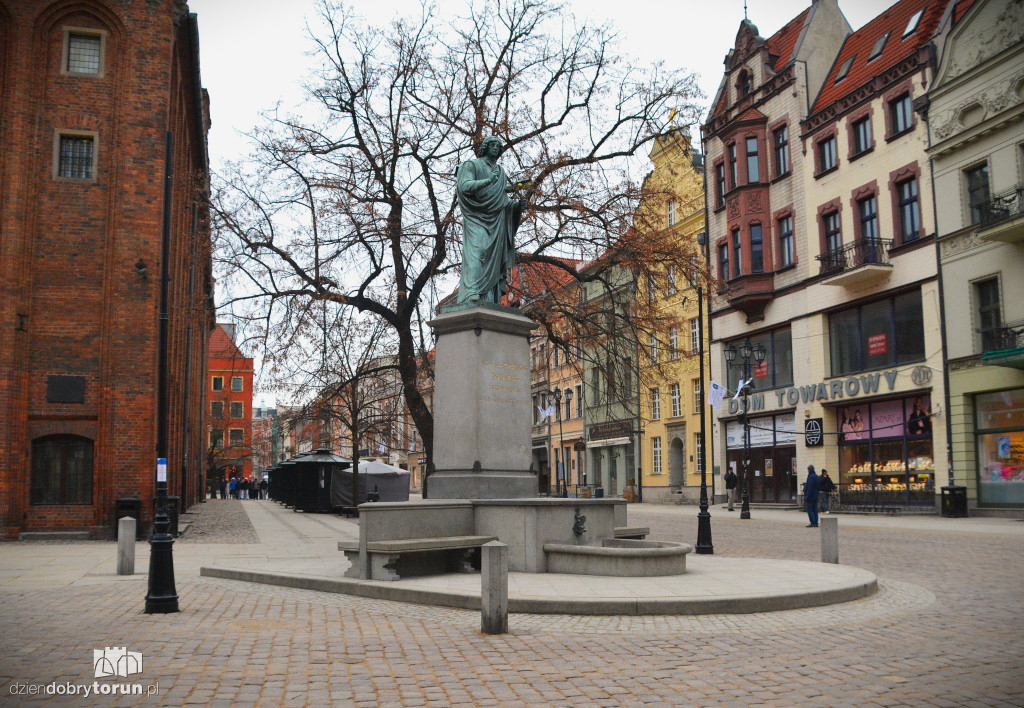 Złożenie kwiatów pod pomnikiem Kopernika