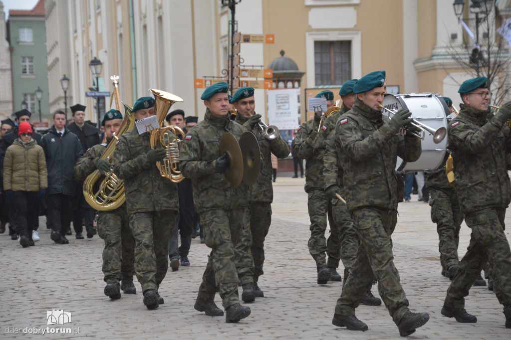 Złożenie kwiatów pod pomnikiem Kopernika