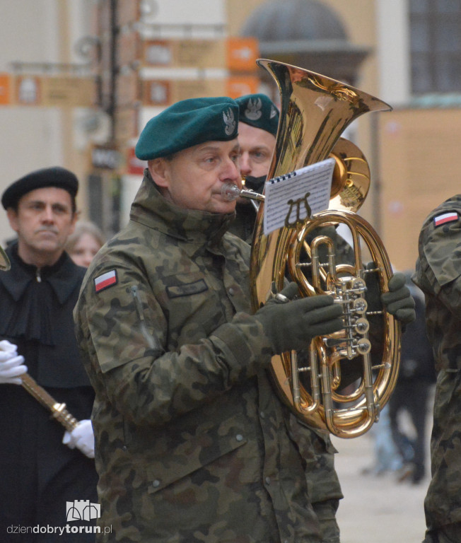 Złożenie kwiatów pod pomnikiem Kopernika