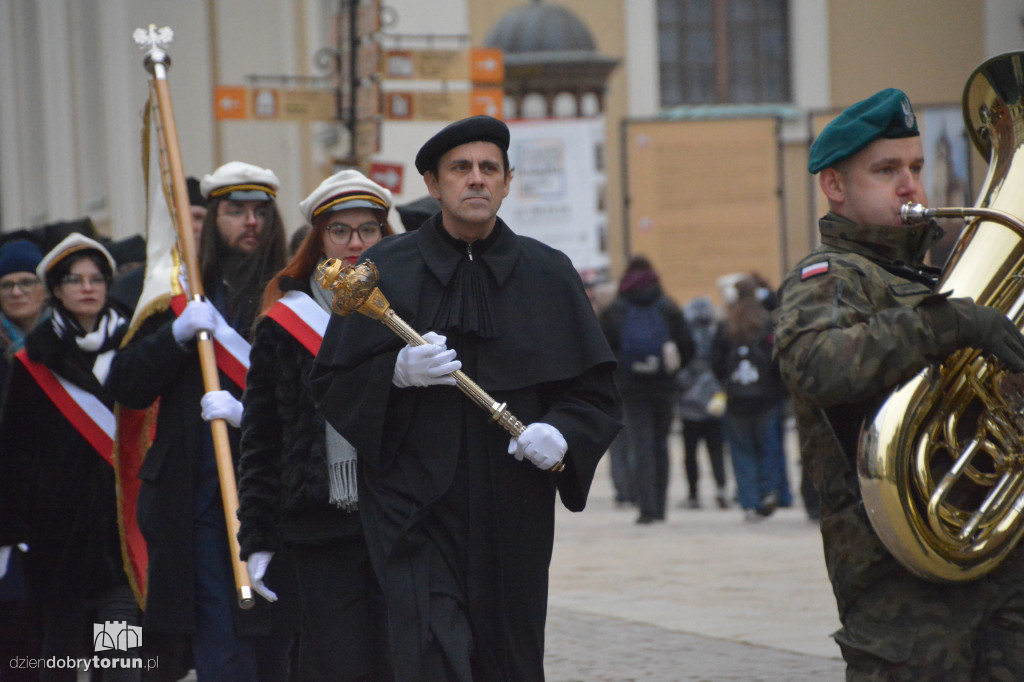 Złożenie kwiatów pod pomnikiem Kopernika