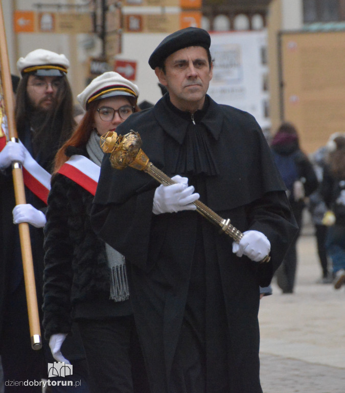 Złożenie kwiatów pod pomnikiem Kopernika