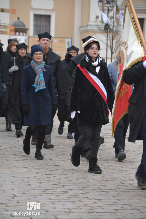 Złożenie kwiatów pod pomnikiem Kopernika