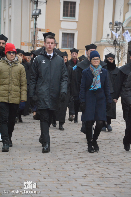 Złożenie kwiatów pod pomnikiem Kopernika