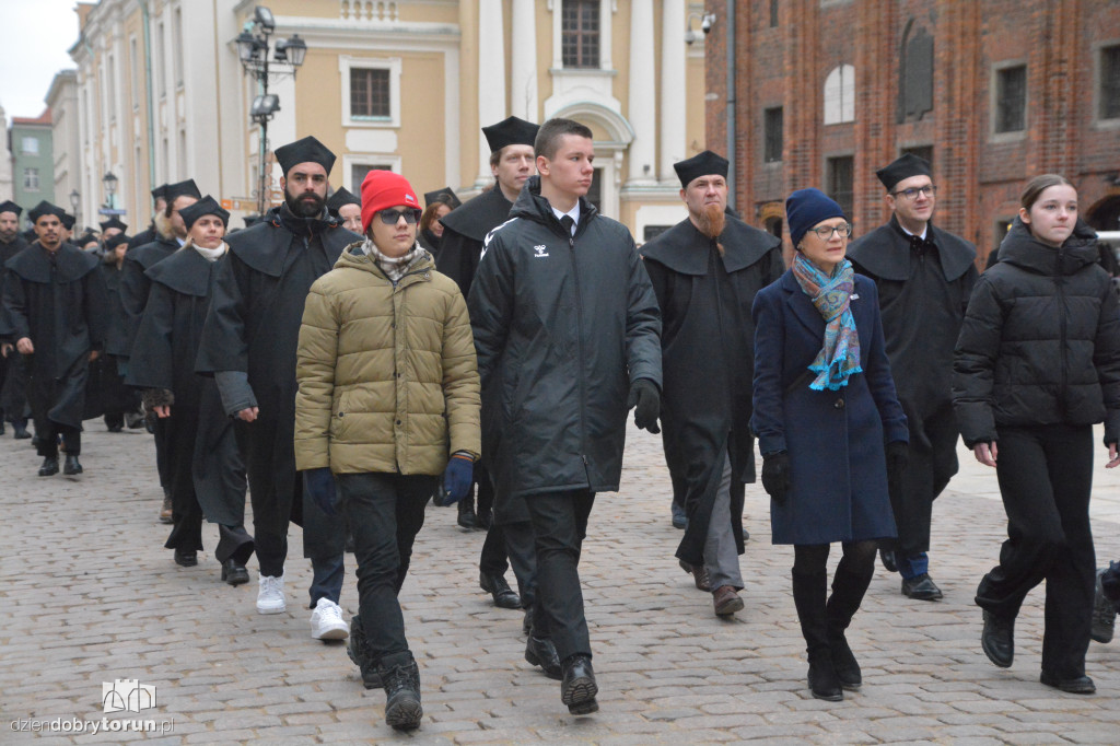 Złożenie kwiatów pod pomnikiem Kopernika
