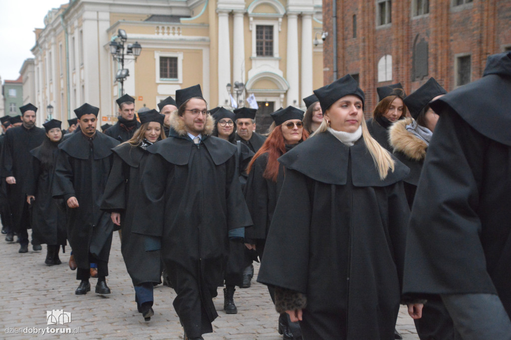 Złożenie kwiatów pod pomnikiem Kopernika