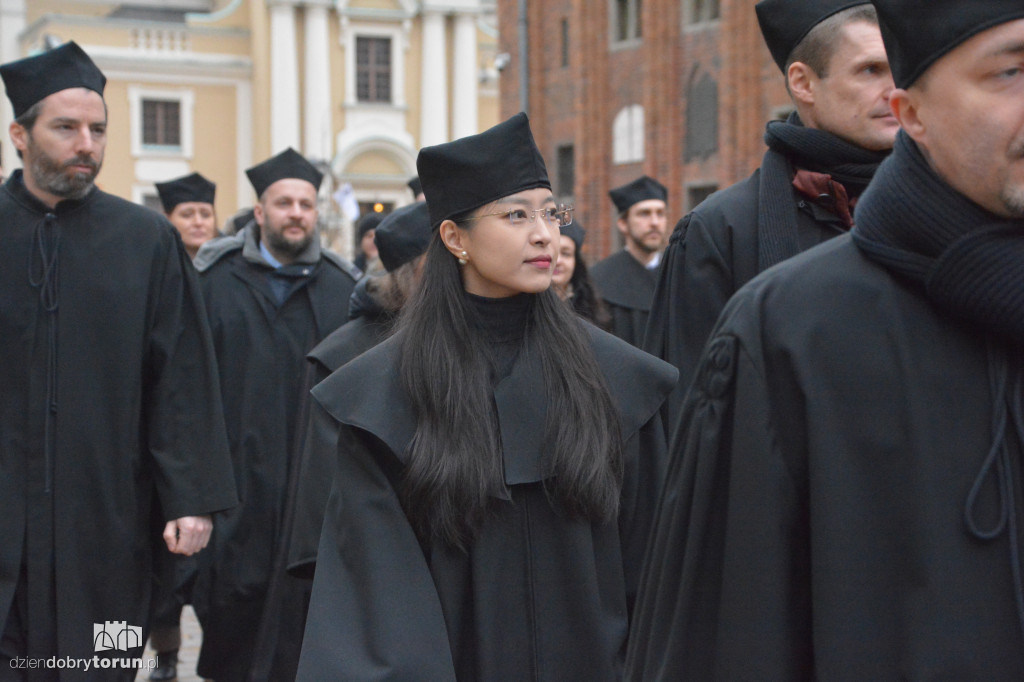 Złożenie kwiatów pod pomnikiem Kopernika